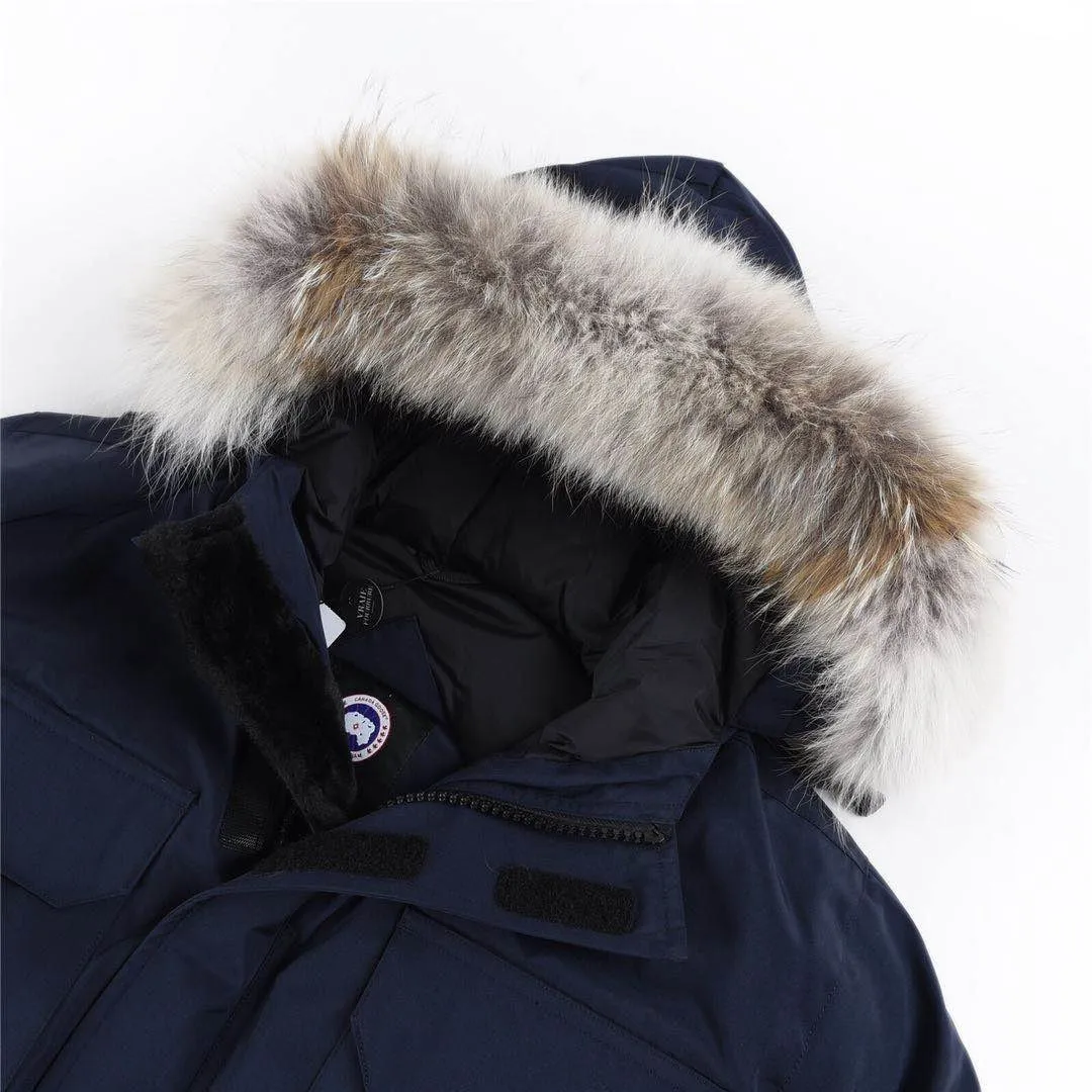 P780 with dust bag) Canada Goose Canada Goose #Expedition expedition parka classic down jacket ➖ Imported 21-count polyester-cotton blended original fabric [last year’s 16-count/18-count hard fabrics have been completely eliminated, this year all use 21-count genuine synchronized fabrics, the soft mid-band feels delicate and textured], genuine synchronized Feather-Light 10D waterproof coated fabric, made of 84.5% polyester fiber and 15.5% cotton, 100% the best feel in the entire network! ➖ The genuine official website is synchronized with the national standard 80 white duck down, you can check the official website customer service, there will never be a series of misleading claims such as 90 down or goose down! ➖ Using the best nylon lining with double double-layer sealing design, velvet-proof No. 7 needle + grid-filled down ready-made garments, there is 100% no so-called velvet running! ➖ The cuffs are designed with thickened seamless threads, and the collar and pockets are lined with top-quality polar fleece to keep you warm and comfortable! ➖ Yoshida YKK provides original custom-made electroplated sliders. YKK two-way lockable zippers are tight and smooth and will not peel off paint! ➖ 3M composite guarantees that the Velcro is the same as the original, durable, and all accessories and hardware are custom-made! ➖ Imported BEHRINGER embroidery machine to customize the 10,000-needle embroidery logo, 98% of which can be reproduced to restore the original logo. You can check and compare on the official website! ➖ The fur collars are all made of large pieces of Western Canadian blue wolf hide, ensuring that each fur collar is 13-15cm wide! 08 models for men and women SIZE: XS S M L XL XXL